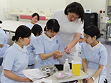 隣接する大学病院と連携して実習